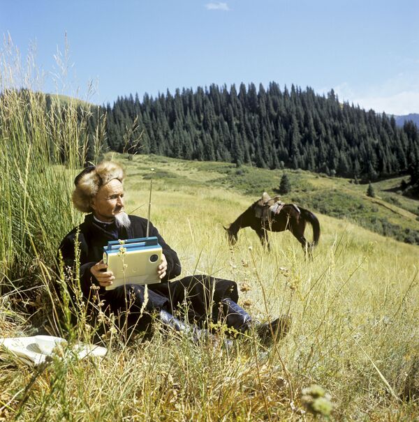 رجل يستمع إلى المذياع في جبال زايلسكي ألتاي - سبوتنيك عربي