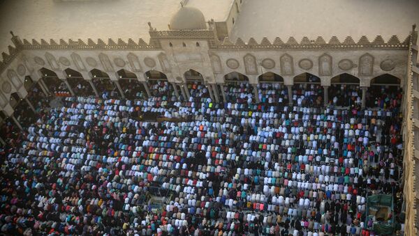 مصلون في جامع الأزهر الشريف في القاهرة - سبوتنيك عربي