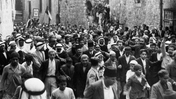 صورة مؤرخة قبل عام 1937 خلال الانتداب البريطاني في فلسطين تظهر العرب يتظاهرون في القدس القديمة ضد الهجرة اليهودية إلى فلسطين ويمكن رؤية جمال الحسيني رئيس الحزب العربي الفلسطيني - سبوتنيك عربي