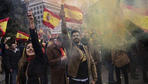 المشاركون في مسيرة لدعم وحدة إسبانيا في ساحة كولومبس في مدريد، فبراير/ شباط 2019 وتم تنظيم هذه الفعالية من قبل الحزب الشعبي مواطنون وحزب فوكس (VOX )، في أعقاب الاستياء الجماعي من الحوار السياسي مع حكومة كتلونيا. - سبوتنيك عربي