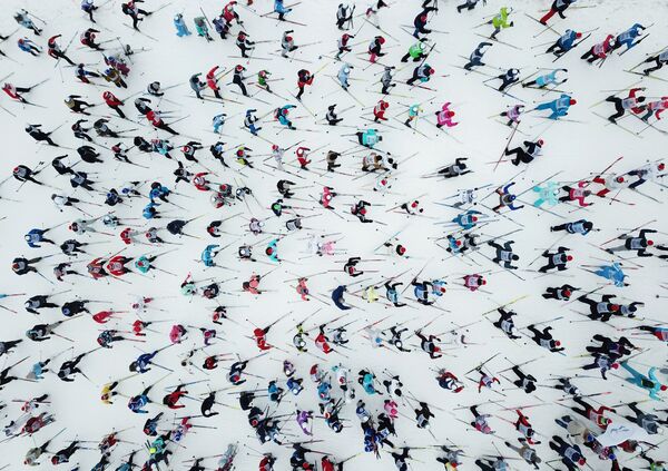 المشاركون في سباق التزلج الجماعي في روسيا ليجنيا روسيي - 2019 في مدينة خيمكي بضواحي موسكو - سبوتنيك عربي