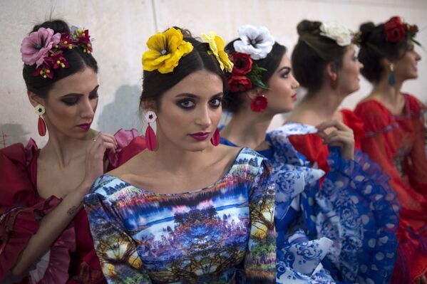عارضات أزياء خلف كواليس عرض أزياء فلامنكو الدولي لعام 2019 في إشبيلية، إسبانيا 10 فبراير/ شباط 2019 - سبوتنيك عربي