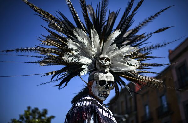 رجل مكسيكي من السكان الأصليين في حفل تنقية في ساحة زوكالو في مكسيكو سيتي، المكسيك 10 فبراير/ شباط 2019 - سبوتنيك عربي