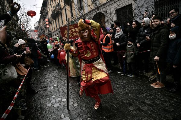 احتفالات الجالية الصينية بالسنة الصينية الجديدة،عام الخنزير، مع العرض التقليدي في طريق باولو ساربي في ميلانو، في 10 فبراير/ شباط 2019 - سبوتنيك عربي