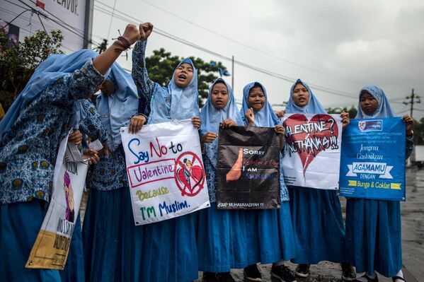 طلاب مسلمون إندونيسيون في مسيرة ضد الاحتفال بيوم الفالنتاين (عيد الحب) في مدينة سورابايا، 14 فبراير/ شباط 2019 - سبوتنيك عربي