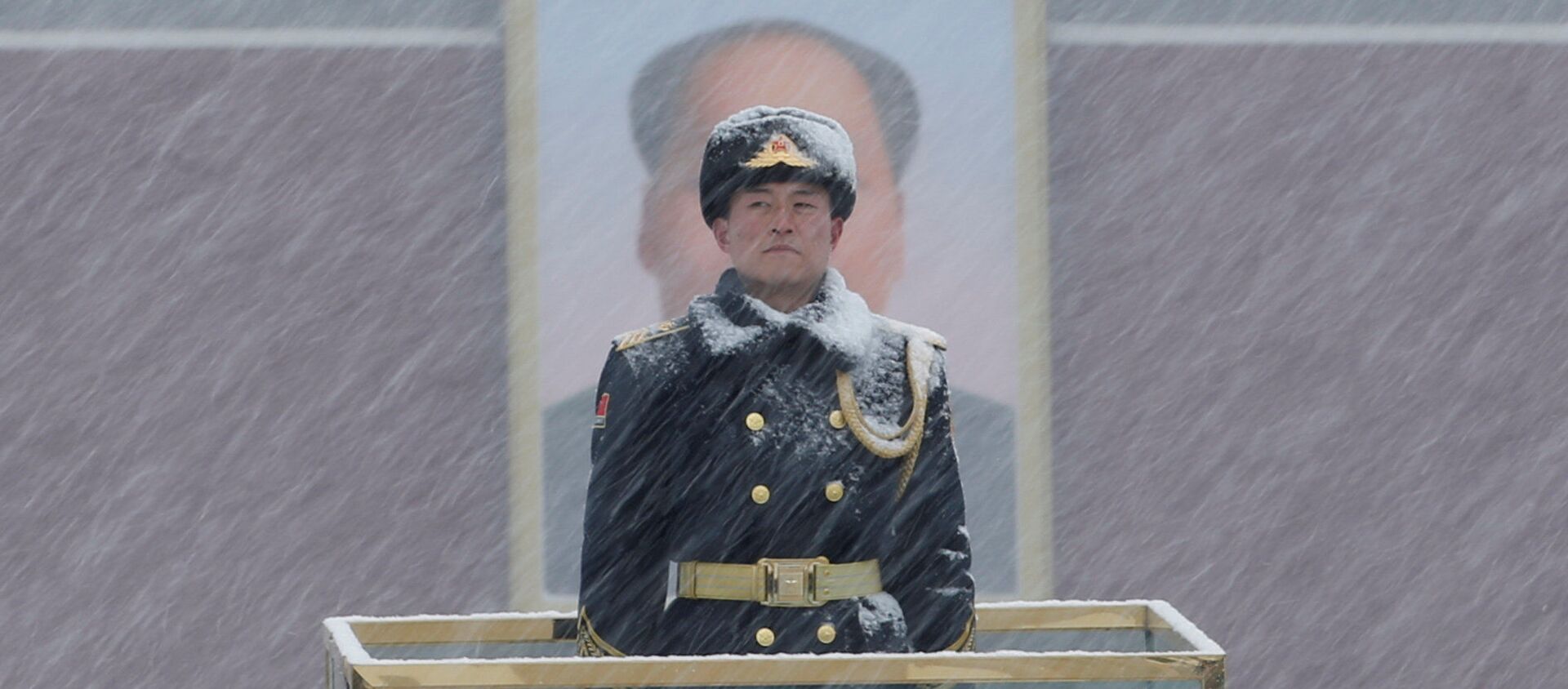 أحد أفراد الحرس العسكري يقف أمام صورة الرئيس الصيني الراحل ماو تسي تونغ أثناء تساقط الثلوج في ميدان تيانانمين في بكين بالصين في 12 فبراير/ شباط 2019 - سبوتنيك عربي, 1920, 28.03.2021