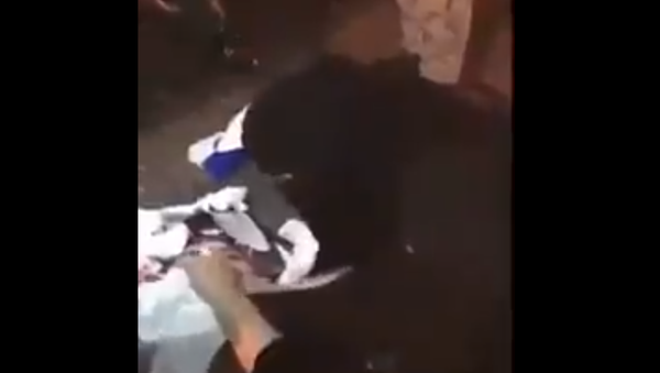 عملية انقاذ شاب من قبل ممرضتين سعوديتين بعد تعرضه لحادث - سبوتنيك عربي
