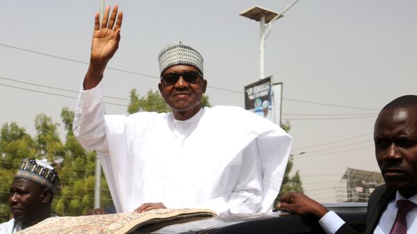 رئيس نيجيريا محمد بخاري يغادر بعد حضور صلاة الجمعة في مسقط رأسه دورو في ولاية كاتسينا - سبوتنيك عربي