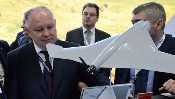  المدير العام لشركة روس أوبورون إكسبورت الروسية، ألكسندر ميخييف (يسار) يتفقد طائرة بدون طيار كوف (KYB)، من انتاج كلاشنيكوف في معرض آيدكس 2019 - سبوتنيك عربي