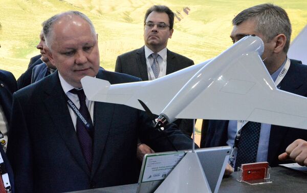 المدير العام لشركة روس أبورون إكسبورت ألكسندر ميخييف يطلع على الطائرة المسيرة كوب - سبوتنيك عربي