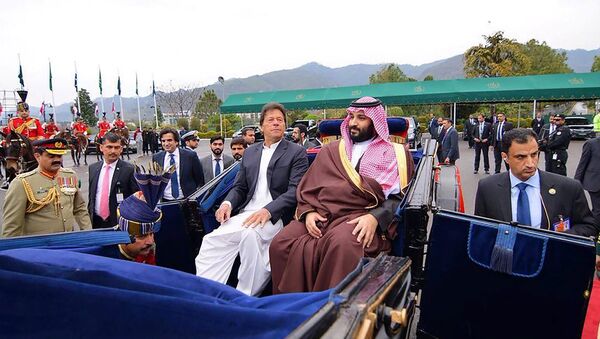 رئيس الوزراء الباكستاني عمران خان يرافق ولي العهد السعودي الأمير محمد بن سلمان إلى منزل الرئيس في إسلام أباد - سبوتنيك عربي