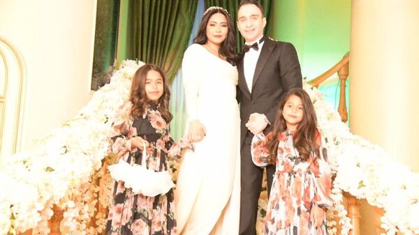 شيرين عبد الوهاب مع زوجها حسام حبيب في حفل زفافاهما مع ابنتيها - سبوتنيك عربي