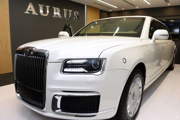 شركة أوروس (Aurus ) الروسية لتصنيع السيارات -تقدم سيارة مشروع كورتيج من فئة ليموزين، في معرض آيدكس 2019 في أبو ظبي، الإمارات  19 فبراير/ شباط 2019 - سبوتنيك عربي