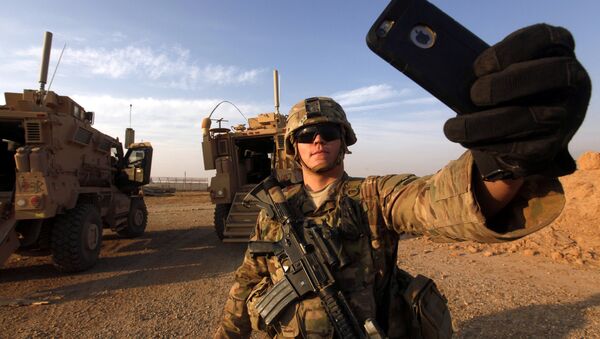جندي أمريكي يلتقط سيلفي - سبوتنيك عربي