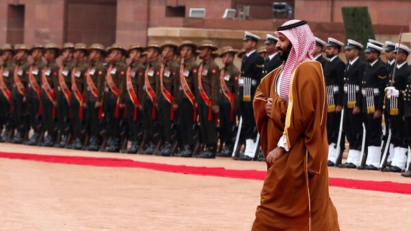 ولي عهد المملكة العربية السعودية الأمير محمد بن سلمان يتفقد حرس الشرف خلال حفل الاستقبال في القصر الرئاسي في نيودلهي - سبوتنيك عربي