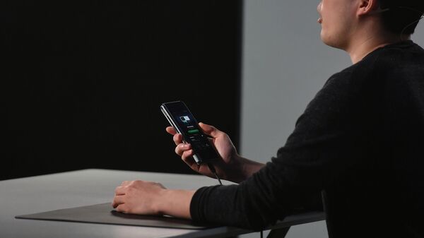 عرض هواتف سامسونغ غالاكسي فولد (Samsung Galaxy Fold) في سان فرانسيسكو، الولايات المتحدة 20 فبراير/ شباط 2019 - سبوتنيك عربي