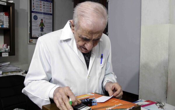 طبيب الفقراء - الطبيب السوري إحسان عز الدين - سبوتنيك عربي