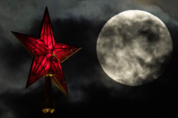 ظهور القمر العملاق في موسكو، روسيا 19 فبراير/ شباط 2019 - سبوتنيك عربي