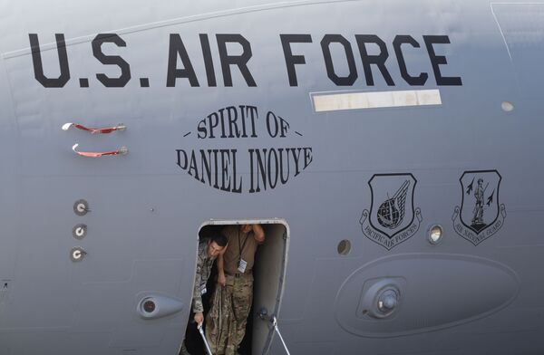 جنود أمريكيون على خلفية طائرة من طراز بوينغ إس-17أ (Boeing C-17A Globemaster III) التابعة للقوات العسكرية الأمريكية، خلال المراسم الافتتاحية للمؤتمر والمعرض العسكري آيرو إنديا 2019 (Aero India 2019) في بنغالور، الهند 20 فبراير/ شباط 2019 - سبوتنيك عربي