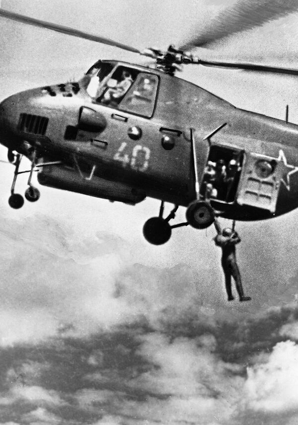 تدريبات عسكرية لوحدات الإنزال بالمظلات من المروحيات، عام 1936 - سبوتنيك عربي