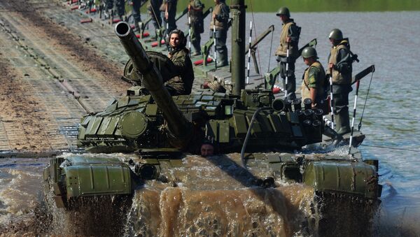 دبابة تي-72 تتغلب على عقبات مائية في التدريبات العسكرية في منطقة بريمورسكي الروسية، عام 2017 - سبوتنيك عربي