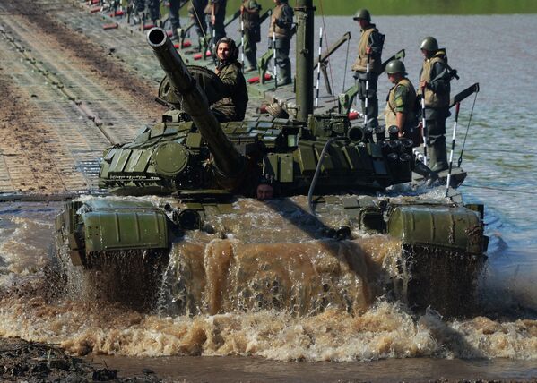دبابة تي-72 تتغلب على عقبات مائية في التدريبات العسكرية في منطقة بريمورسكي الروسية، عام 2017 - سبوتنيك عربي