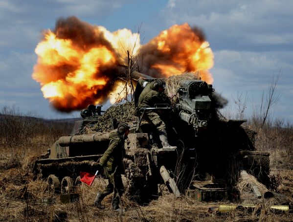 مدفعية ذاتية الدفع غياتسينت (2 إس 5) أثناء التدريبات التكتيكية في إطار المناورات لجيش السلاح المشترك الخامس للمنطقة العسكرية الشرقية لروسيا فيمنطقة  بريمورسكي ، عام 2016 - سبوتنيك عربي