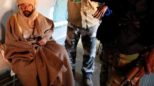 سيف الإسلام القذافي يجلس في طائرة في الزنتان - سبوتنيك عربي