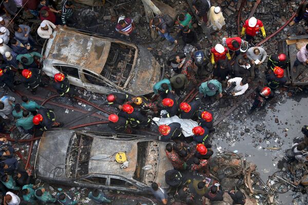 نقل جثة من مستودع محترق في دهاكا، بنغلاديش، 21 فبراير/ شباط 2019 - سبوتنيك عربي