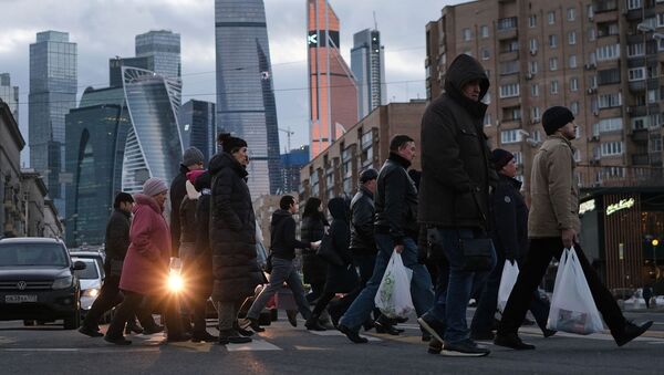 مارة يعبرون شارع بولشايا دوروغوميلوفسكايا في موسكو - سبوتنيك عربي