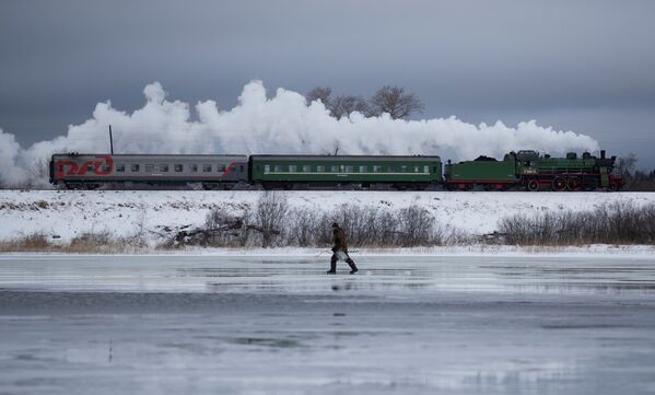 قطار بخاري يمر على طول سد خارج منطقة أوستاخوف، منطقة تفير الروسية، 16 فبراير/ شباط 2019 - سبوتنيك عربي