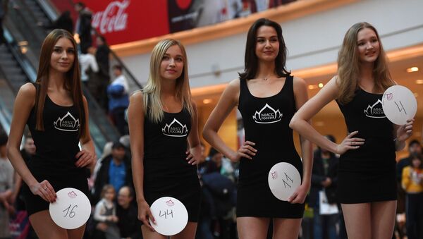 فتيات روسيات أثناء جلسة قبول المشاركة في مسابقة ملكة جمال روسيا لعام 2019 في مركز التسوق أفيمول سيتي في موسكو - سبوتنيك عربي