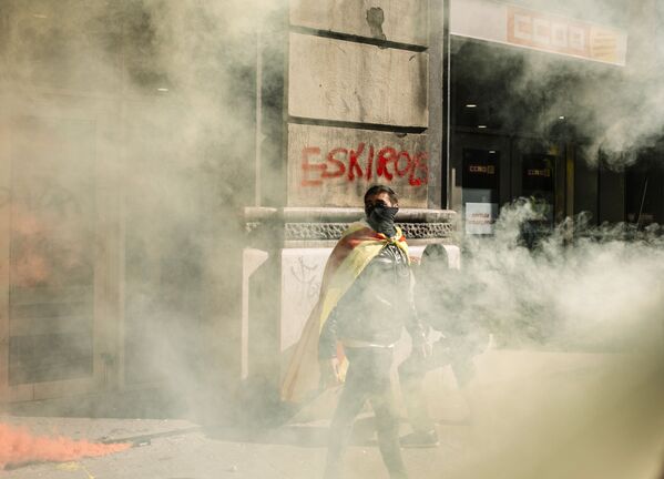المضربون خلال تظاهرة لمؤيدي استقلال كاتالونيا. يعارض المتظاهرون محاكمة السياسيين الانفصاليين الإقليميين. تقام التجمعات كجزء من الإضراب العام الذي بدأ في كتالونيا - سبوتنيك عربي
