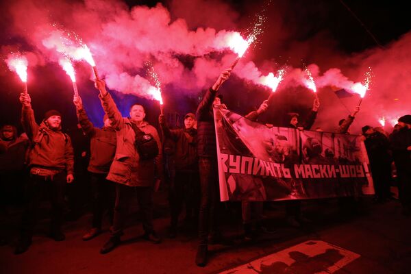 المشاركون في تظاهرة ضد وحشية الشرطة الأوكرانية عنوانها بانديرا، استيقظ! بالقرب من وزارة الشؤون الداخلية في كييف - سبوتنيك عربي