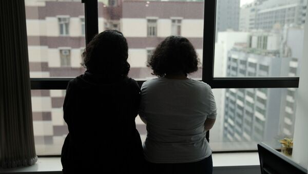 الشقيقتان السعوديتان اللتان اتخذتا أسماء مستعارة ريم وروان في مكتب محاميهم مايكل فيدلر في هونغ كونغ - سبوتنيك عربي