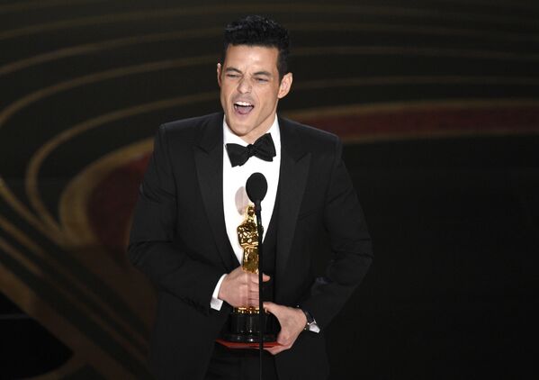 الممثل رامي مالك يستلم جائزة أفضل ممثل في فيلم الملحمة البوهيمية (Bohemian Rhapsody)، خلال مراسم الحفل الـ 91 لتوزيع جوائز أوسكار السينمائية في هوليوود، لوس أنجلوس، كاليفورنيا، الولايات المتحدة 24 فبراير/ شباط 2019 - سبوتنيك عربي