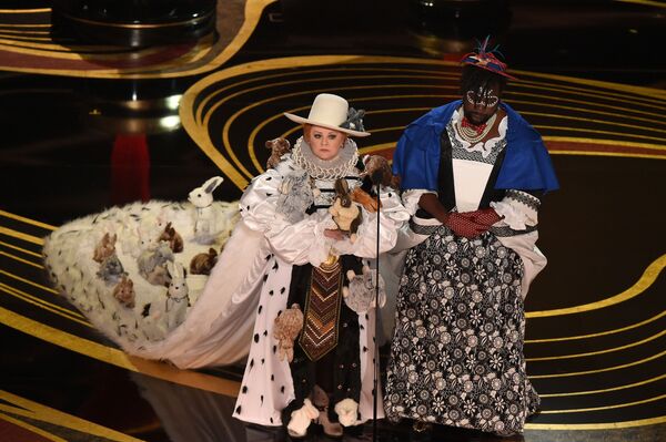 الممثلة ميليسا ماكارتي والممثل برايان تايري هينري خلال مراسم الحفل الـ 91 لتوزيع جوائز أوسكار السينمائية في هوليوود، لوس أنجلوس، كاليفورنيا، الولايات المتحدة 24 فبراير/ شباط 2019 - سبوتنيك عربي