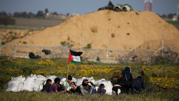 متظاهرون فلسطينيون قبالة الحدود بين غزة والاراضي المحتلة - سبوتنيك عربي