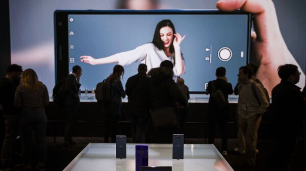 عرض موبايل سوني إكسبريا10 (Sony Xperia 10) الجديد في معرض المؤتمر العالمي للموبايل 2019 في برشلونة، إسبانيا 25 فبراير/ شباط 2019 - سبوتنيك عربي