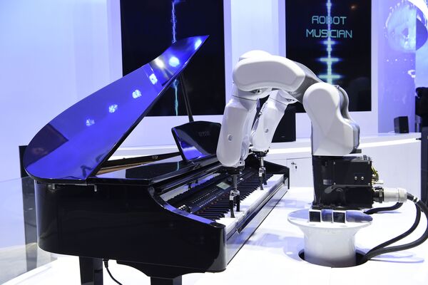 روبوت موسيقار (ZTE) يعزف على البيانو في معرض المؤتمر العالمي للموبايل 2019 في برشلونة، إسبانيا 25 فبراير/ شباط 2019 - سبوتنيك عربي