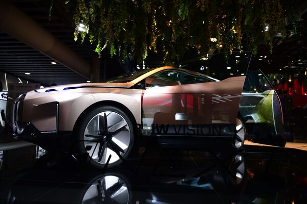 سيارة بي ام دبل يو (BMW Vision iNEXT) الجديدة في معرض المؤتمر العالمي للموبايل 2019 في برشلونة، إسبانيا 25 فبراير/ شباط 2019 - سبوتنيك عربي