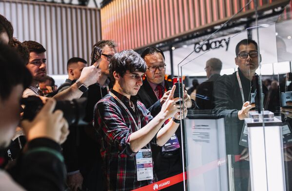 زائرو المعرض يقفون أمام جناج شركة هواوي (Huawei) في المؤتمر العالمي للموبايل 2019 في برشلونة، إسبانيا 25 فبراير/ شباط 2019 - سبوتنيك عربي