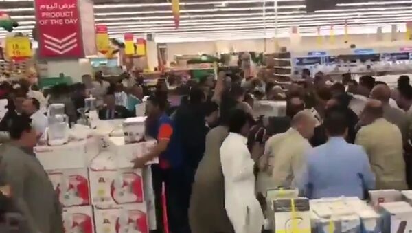 هجوم العشرات على متجر في الكويت - سبوتنيك عربي