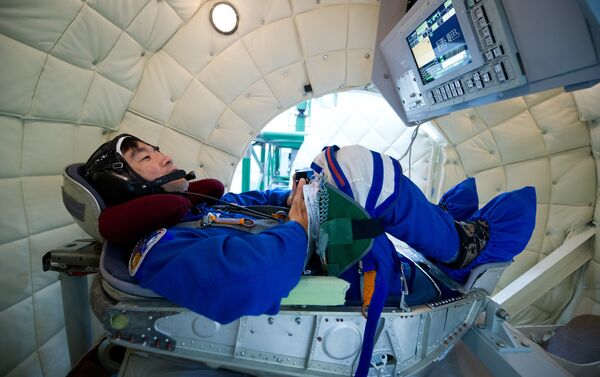 رائد فضاء أثناء التدريب في جهاز الطرد المركزي - سبوتنيك عربي