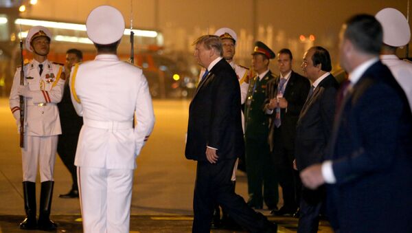 الرئيس الأمريكي دونالد ترامب يصل هانوي في فيتنام استعدادا لعقد قمته الثانية مع زعيم كوريا الشمالية كيم جونغ أون، 26 فبراير/شباط 2019 - سبوتنيك عربي