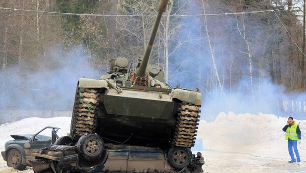 دبابة تي-55 تساعد على التخلص من السيارات المتقادمة - سبوتنيك عربي