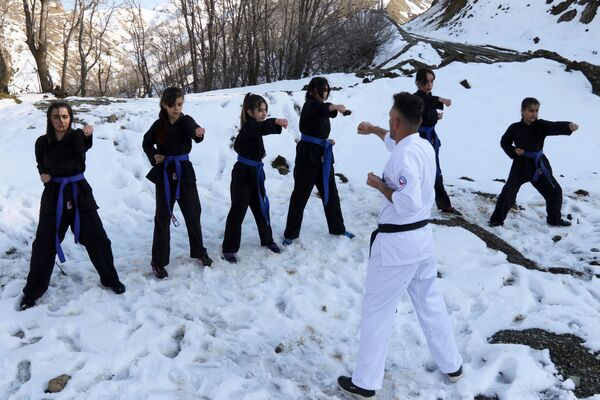 أعضاء نادي الكاراتيه كيوكوشن كاراتيه (Kikoshin Karate) خلال التدريبات في جبال السليمانية، العراق 22 فبراير/ شباط 2019 - سبوتنيك عربي