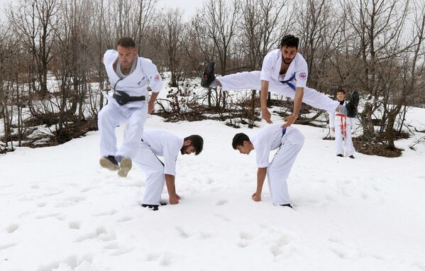 أعضاء نادي الكاراتيه كيوكوشن كاراتيه (Kikoshin Karate) خلال التدريبات في جبال السليمانية، العراق 27 فبراير/ شباط 2019 - سبوتنيك عربي
