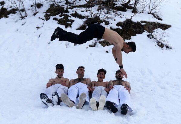 أعضاء نادي الكاراتيه كيوكوشن كاراتيه (Kikoshin Karate) خلال التدريبات في جبال السليمانية، العراق 27 فبراير/ شباط 2019 - سبوتنيك عربي