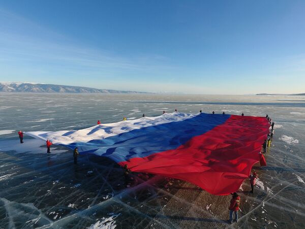 نشر العلم الوطني لروسيا الاتحادية، الذي تبلغ مساحته 1423 مترا مربعا، غير مسجل على جليد بحيرة بايكال، أكبر خزان للمياه العذبة في العالم. تم تسجيل هذه الفعالية في كتاب للأرقام القياسية في روسيا والعالم. - سبوتنيك عربي